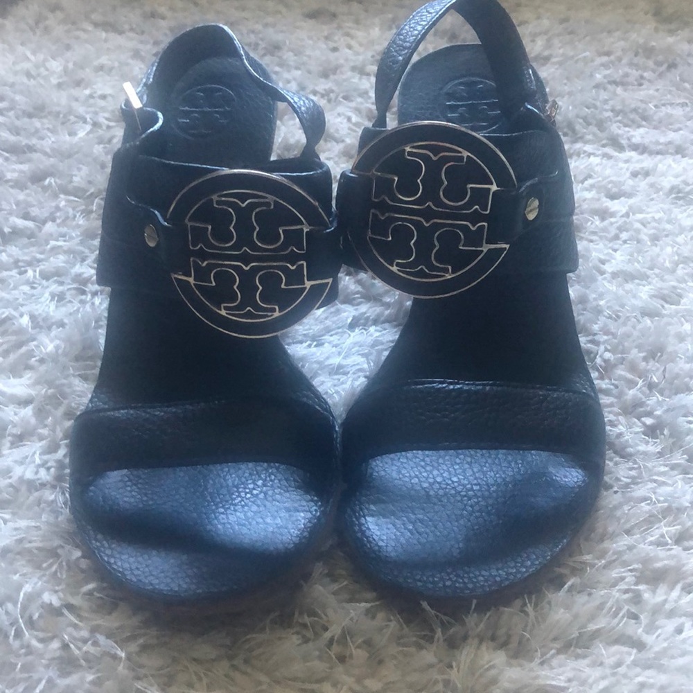 Authentic Tori Burch good condition leather black with gold plated logo